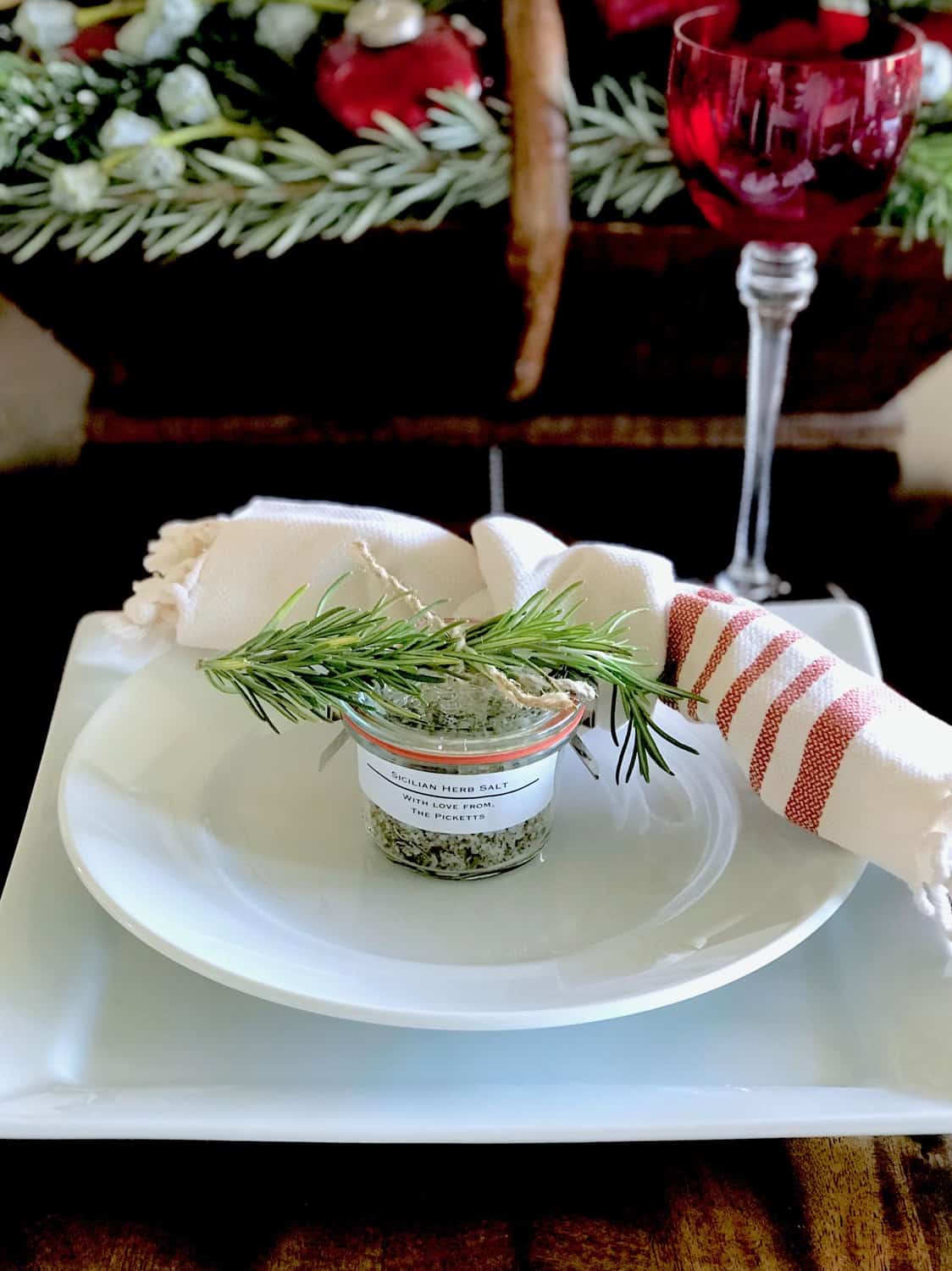 Christmas table favors to make with personalized labels