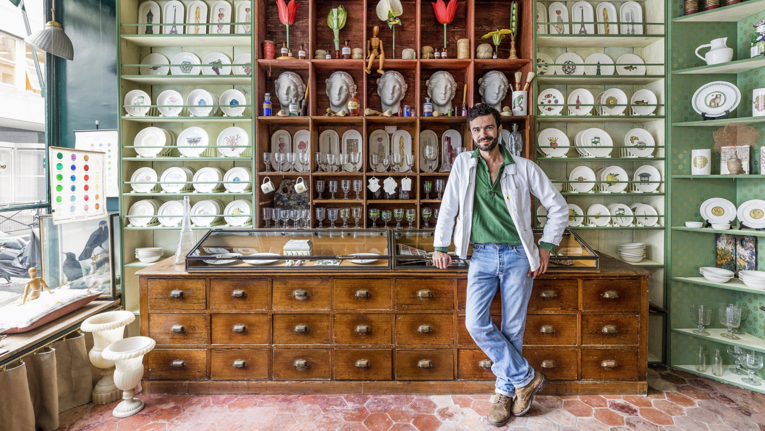 shop in Paris with Porcelain