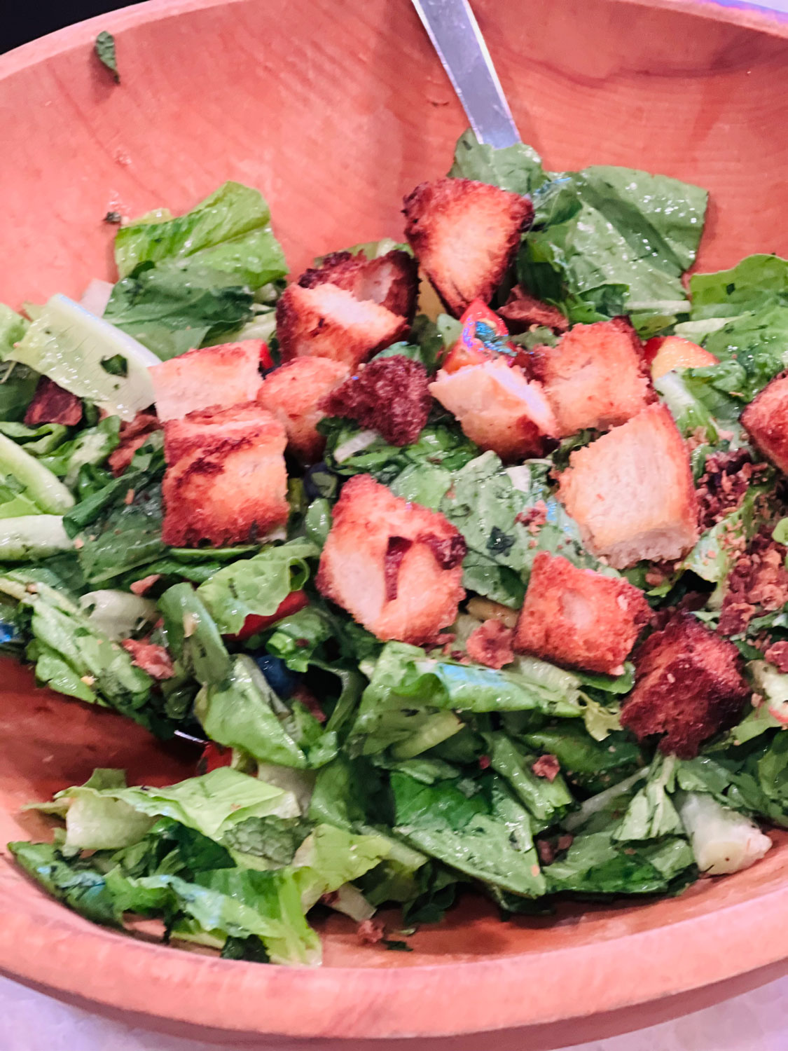green salad with peaches and croutons