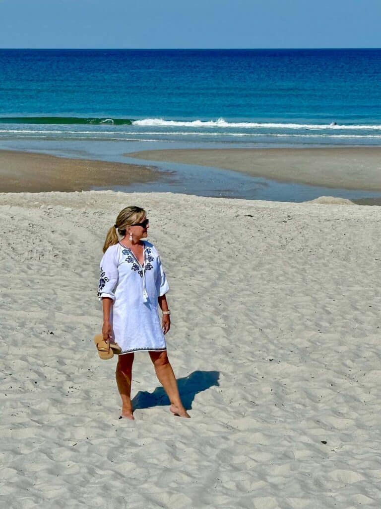 Cool White Summer Outfits For Women Over 50